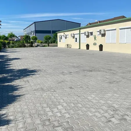 Vecsesi Rendezvenykoezpont Es Panzio B&B