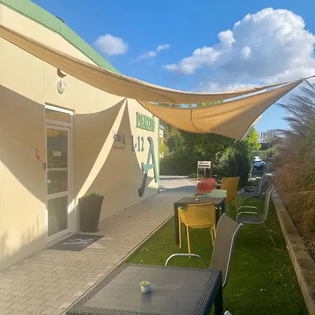 Vecsesi Rendezvenykoezpont Es Panzio