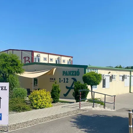 Vecsesi Rendezvenykoezpont Es Panzio B&B 베체스