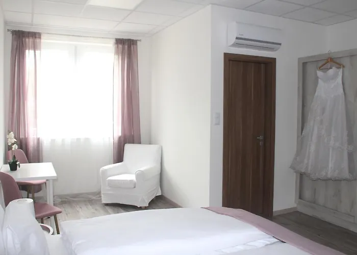 Nocleg ze śniadaniem Vecsesi Rendezvenykoezpont Es Panzio