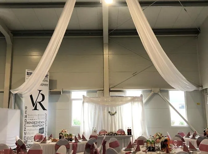 Vecsesi Rendezvenykoezpont Es Panzio