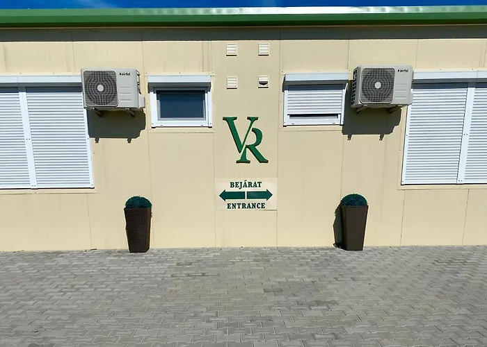 Vecsesi Rendezvenykoezpont Es Panzio לינה וארוחת בוקר