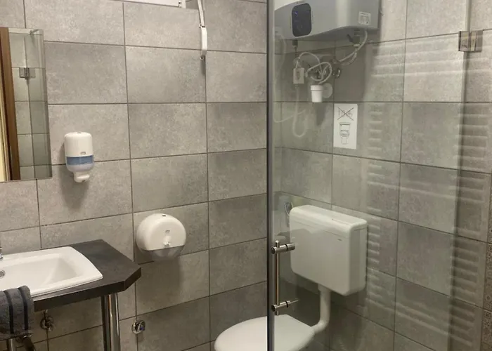 Vecsesi Rendezvenykoezpont Es Panzio